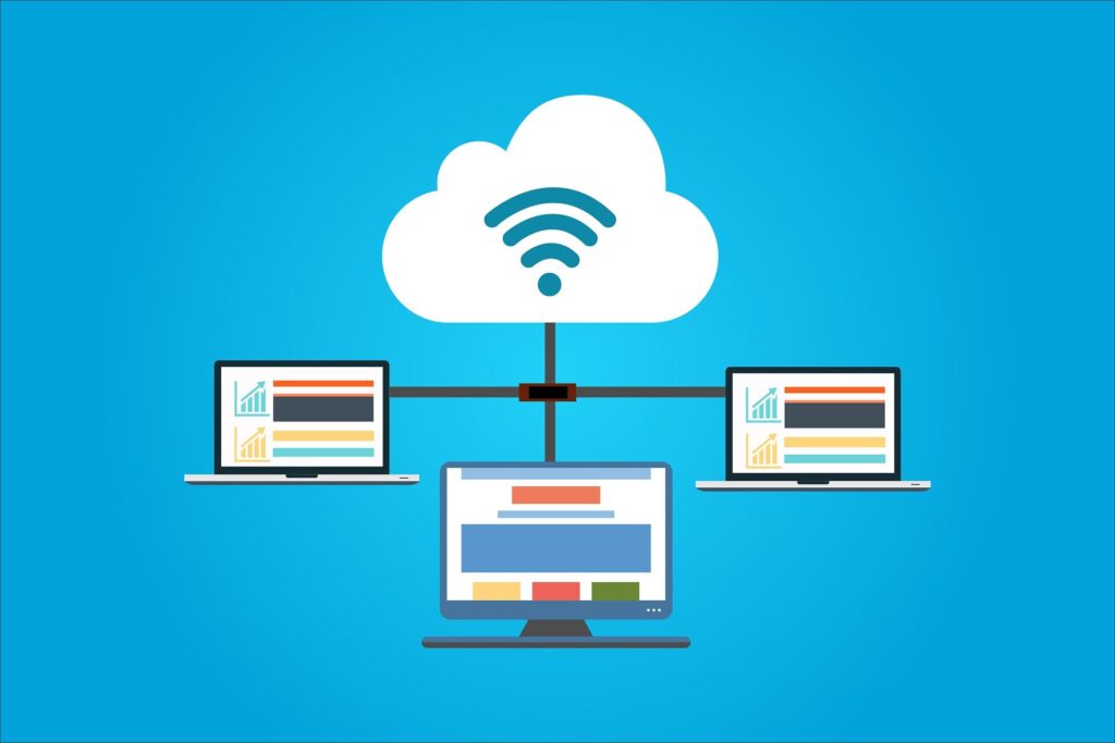 Drei Endgeräte, die durch eine Cloud verbunden werden